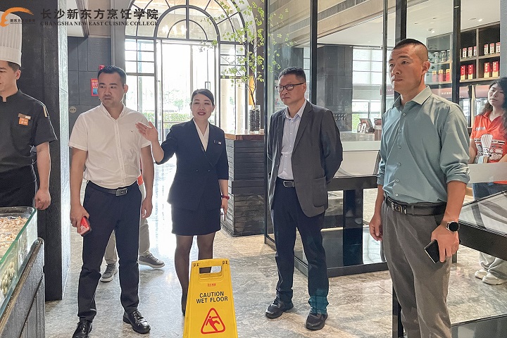 我校領(lǐng)導(dǎo)赴合作企業(yè)參觀考察