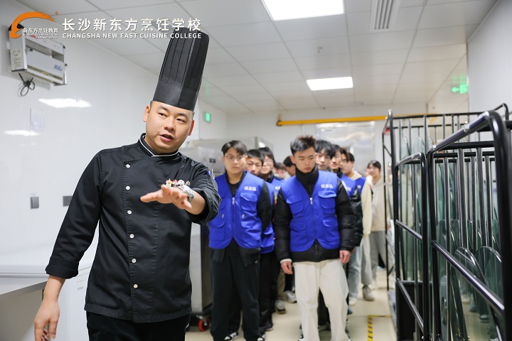 長沙新東方學(xué)子走進(jìn)世景廣場(chǎng)皇冠假日酒店參觀學(xué)習(xí)