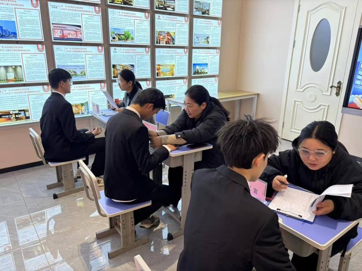 長沙新東方烹飪學(xué)校:模擬面試助力學(xué)子邁向職場新起點