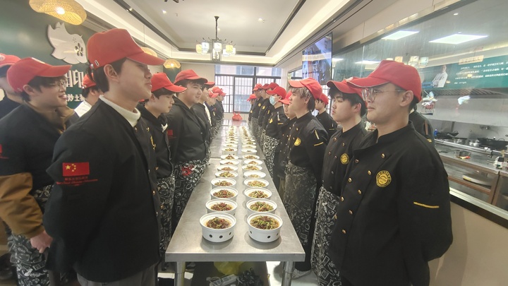 泉州瀏陽(yáng)印象企業(yè)高管走進(jìn)湖南東方高級(jí)技工學(xué)校課堂