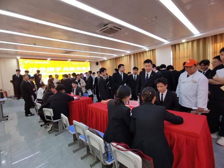 湖南東方高技技工學(xué)校2025校企簽約授牌儀式暨校園春季人才招聘會(huì)圓滿(mǎn)舉行