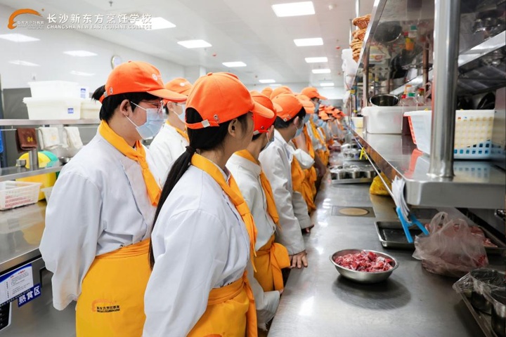 湖南東方高級技工學(xué)校學(xué)子走進熙稻湘
