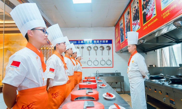 想學(xué)廚師在哪里去學(xué)比較全面